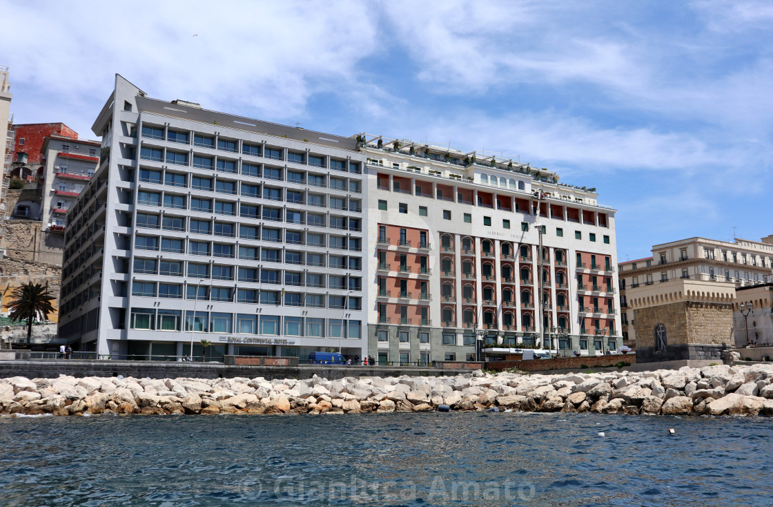 "Napoli - Alberghi di Via Partenope dalla barca" stock image