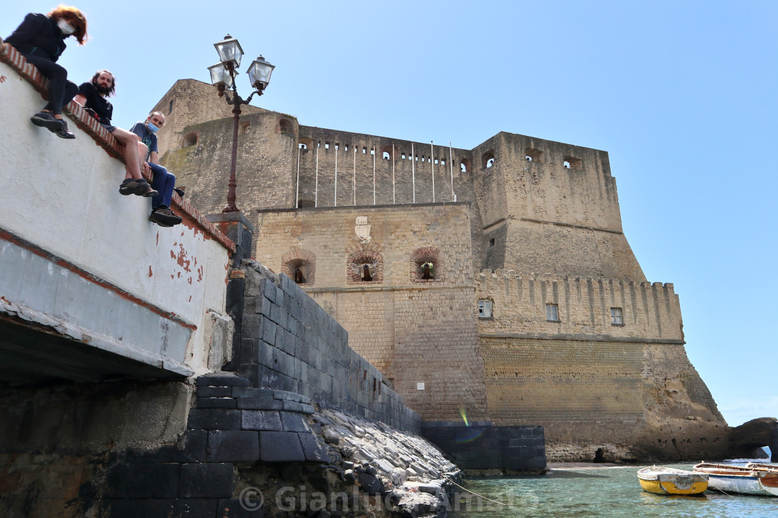 "Napoli - Turisti sul ponticello di Castel dell'Ovo dalla barca" stock image