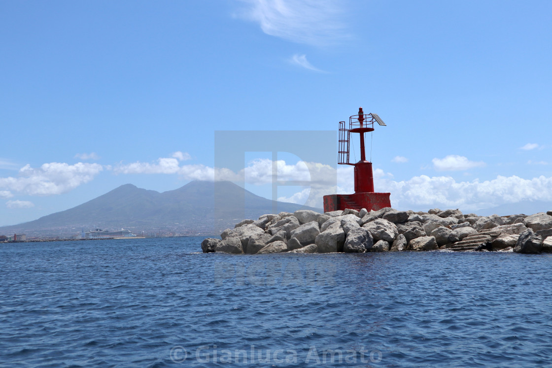 "Napoli - Faro segnalatore all'ingresso del Porticciolo di Santa Lucia" stock image