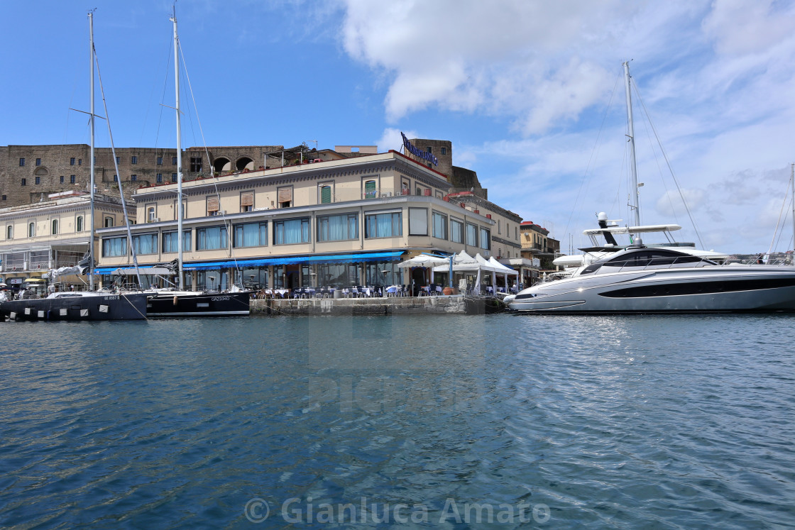 "Napoli - Ristorante all'aperto al Porticciolo di Santa Lucia dalla barca" stock image