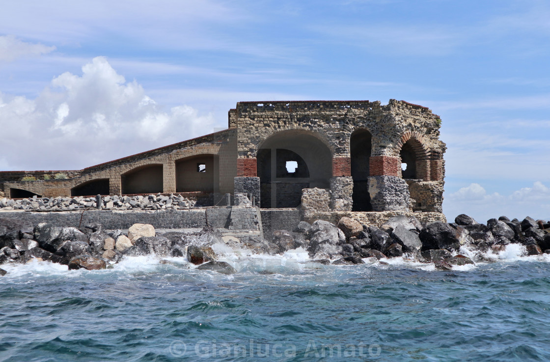 "Napoli - Ruderi sulla scogliera di Castel dell'Ovo dalla barca" stock image