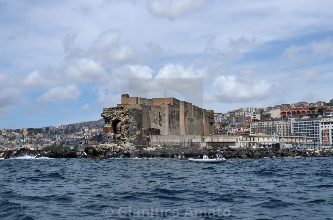 "Napoli - Scogliera di Castel dell'Ovo dalla barca" stock image