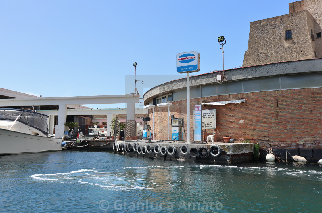 "Napoli - Distributore di carburante al Porticciolo di Santa Lucia dalla barca" stock image