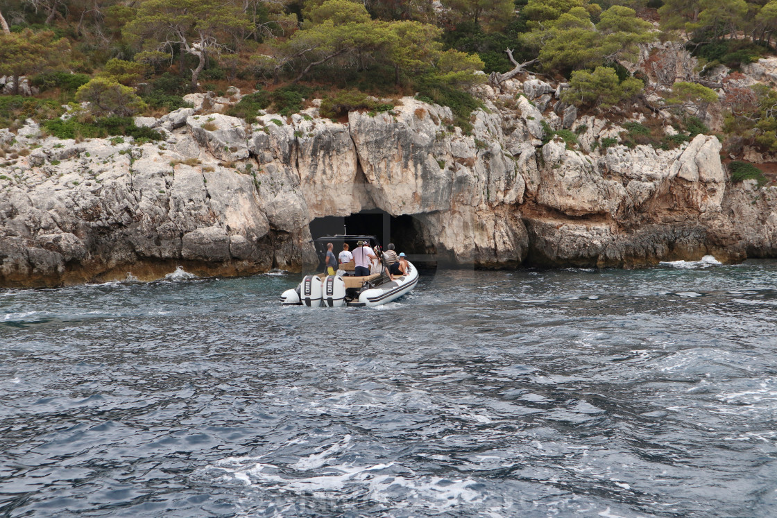 "Isole Tremiti - Barca di turisti all'ingresso della Grotta delle Viole" stock image