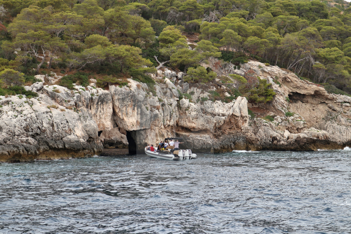 "Isole Tremiti - Barca di turisti in entrata alla Grotta delle Viole" stock image