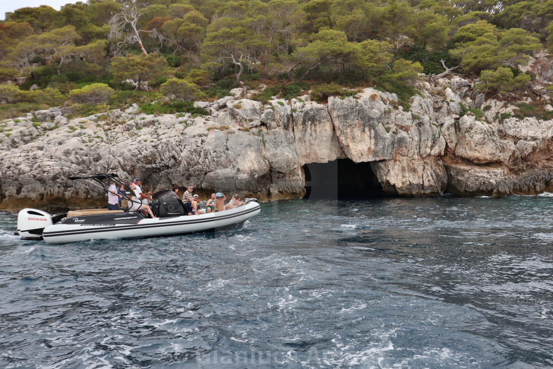 "Isole Tremiti - Barca di turisti presso la Grotta delle Viole" stock image