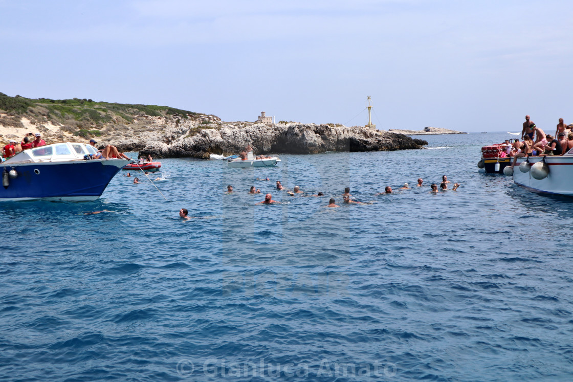 "Isole Tremiti - Barche di turisti presso la statua sommersa di Padre Pio all'Isola di Capraia" stock image