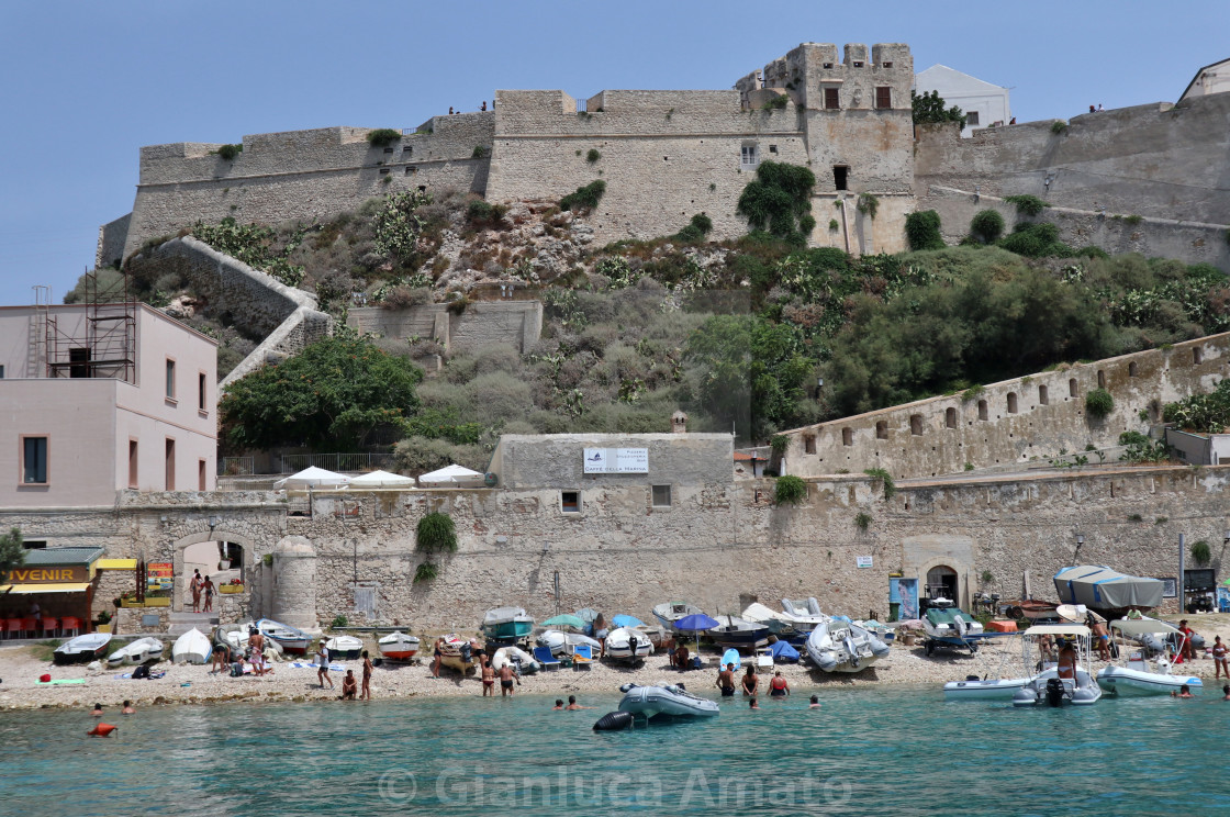 "Isole Tremiti - Spiaggia del porticciolo di San Nicola dalla barca" stock image