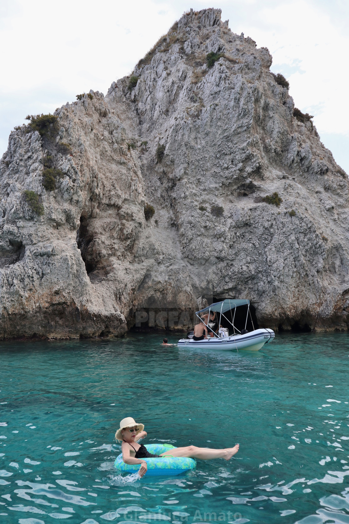 "Isole Tremiti - Turisti alla Grotta dei Pagliai" stock image