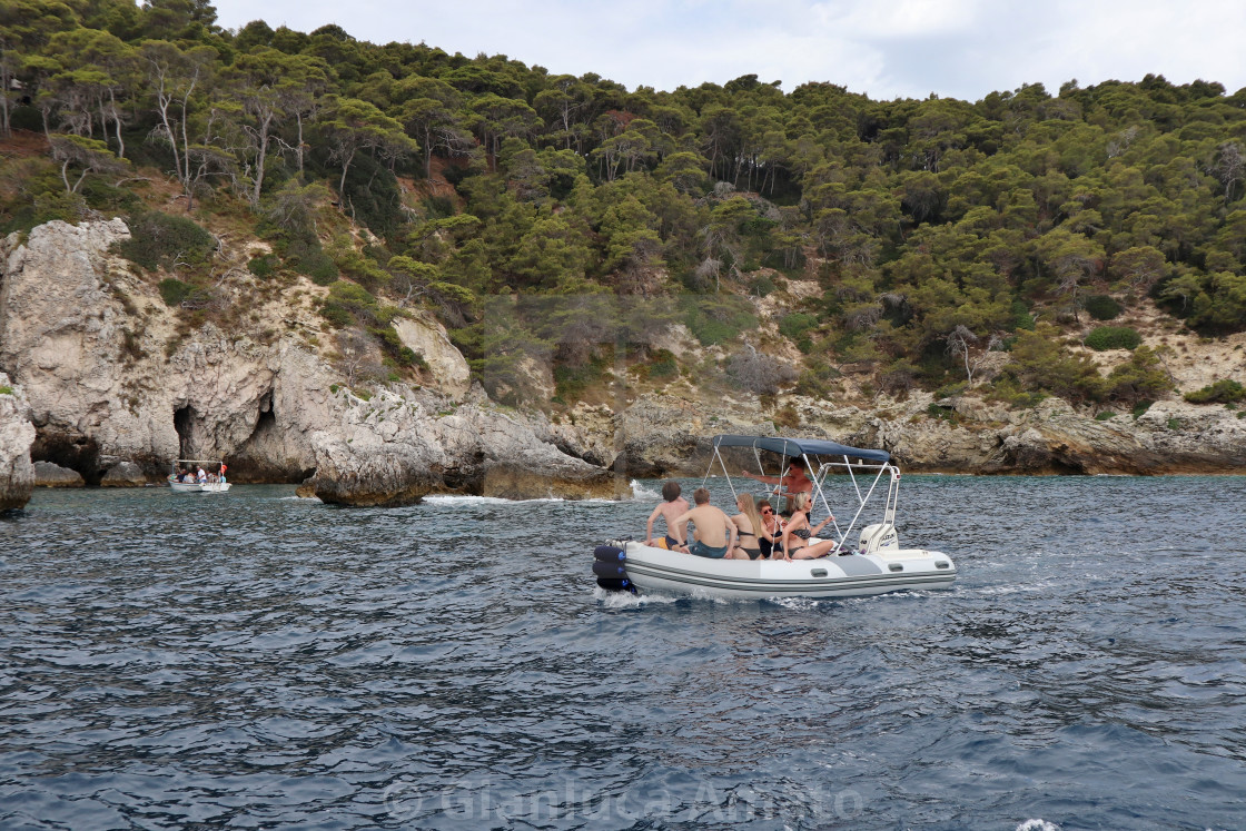 "Isole Tremiti - Turisti in barca a Cala del Pigno" stock image