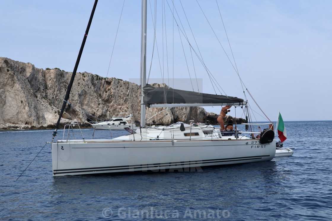 "Isole Tremiti - Turisti in barca a vela presso Cala dei Pagliai" stock image