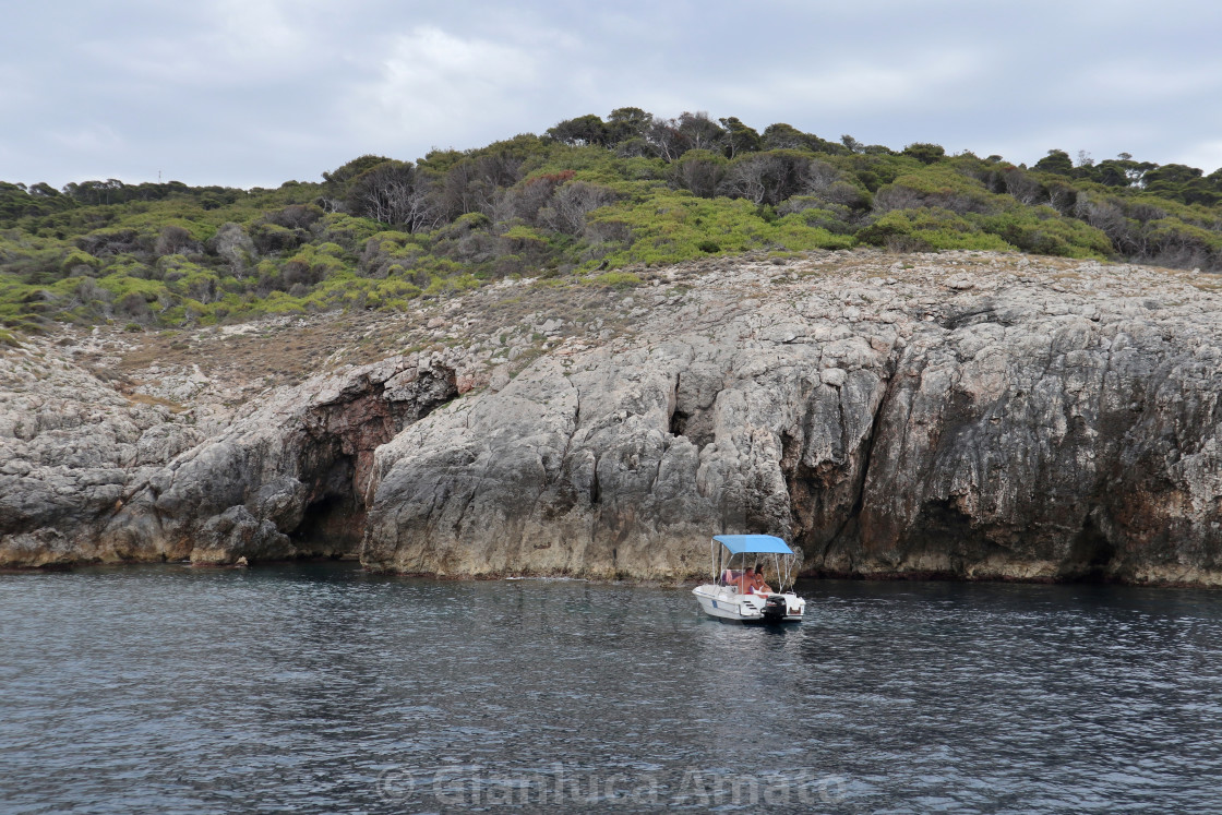 "Isole Tremiti - Turisti in barca a Cala delle Rondinelle dalla barca" stock image