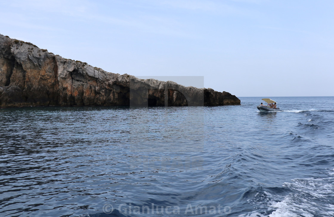 "Isole Tremiti - Turisti in barca a Punta del Diamante" stock image