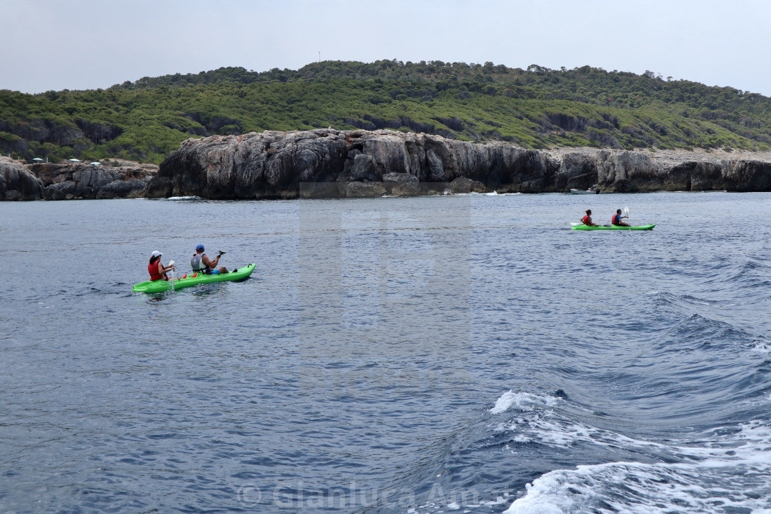 "Isole Tremiti - Turisti in canoa presso Cala Tramontana" stock image