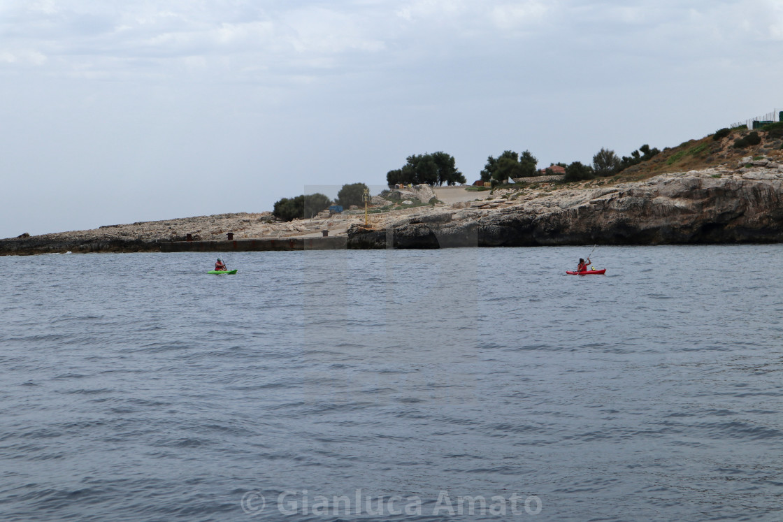 "Isole Tremiti - Turisti in canoa presso Punta Secca" stock image