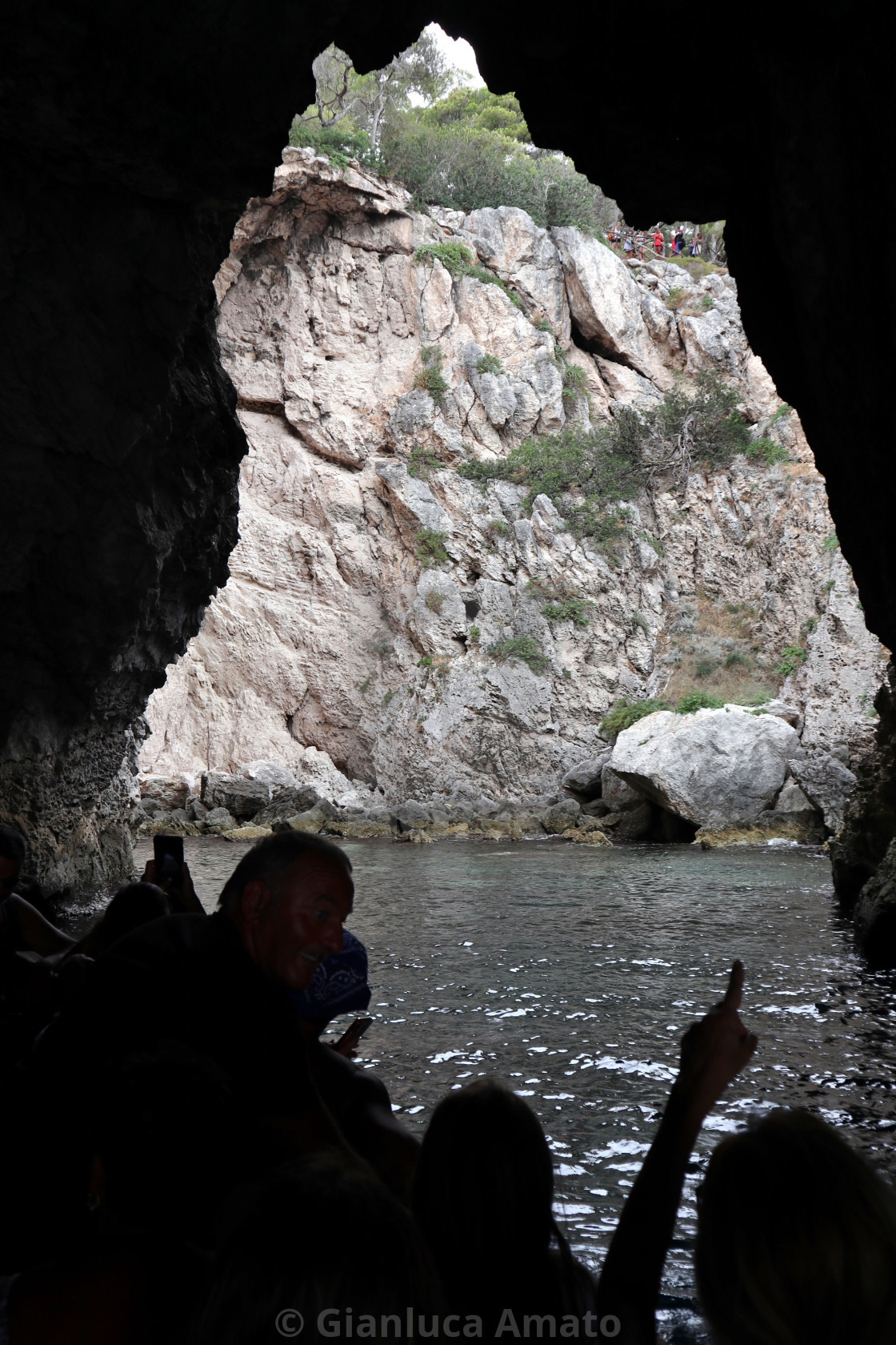 "Isole Tremiti - Turisti alla Grotta delle Viole dalla barca" stock image