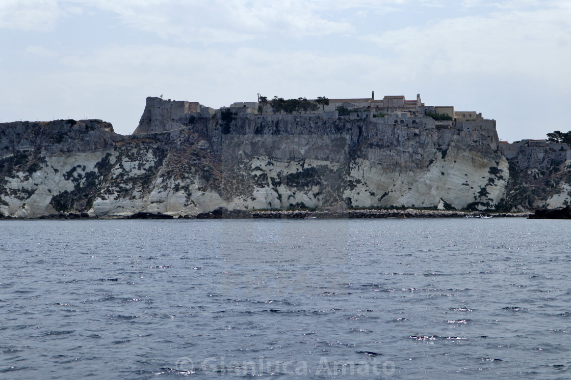 "Isole Tremiti - Castello dell'Isola di San Nicola dal versante di nord ovest dalla barca" stock image