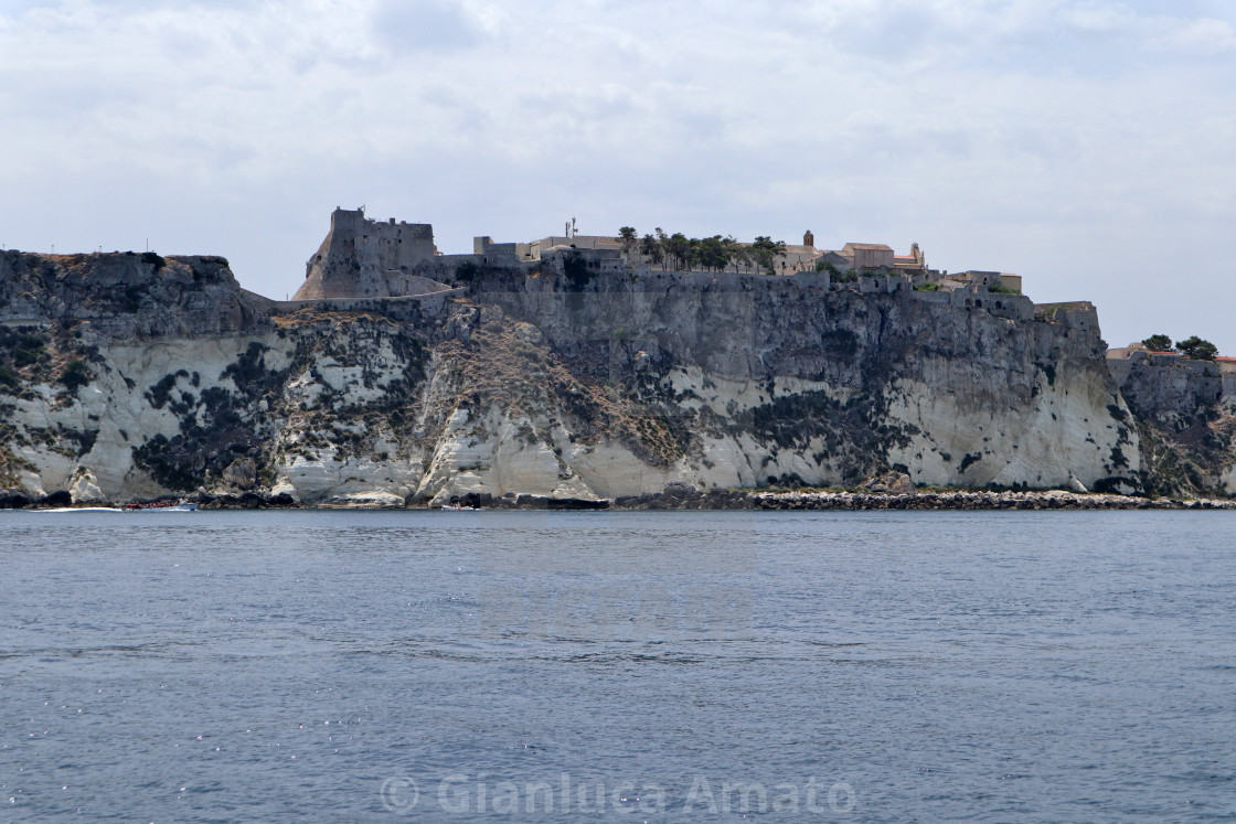 "Isole Tremiti - Castello dell'Isola di San Nicola dalla barca" stock image