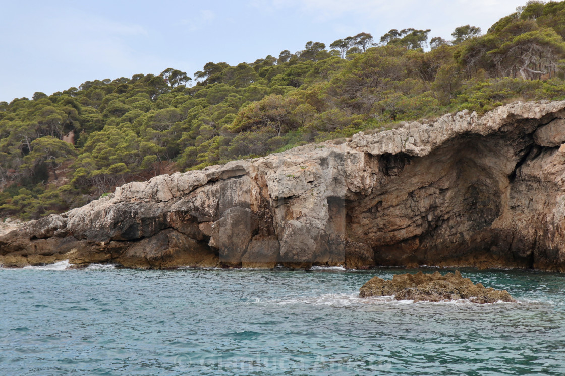 "Isole Tremiti - Costa di Cala delle Roselle dalla barca" stock image