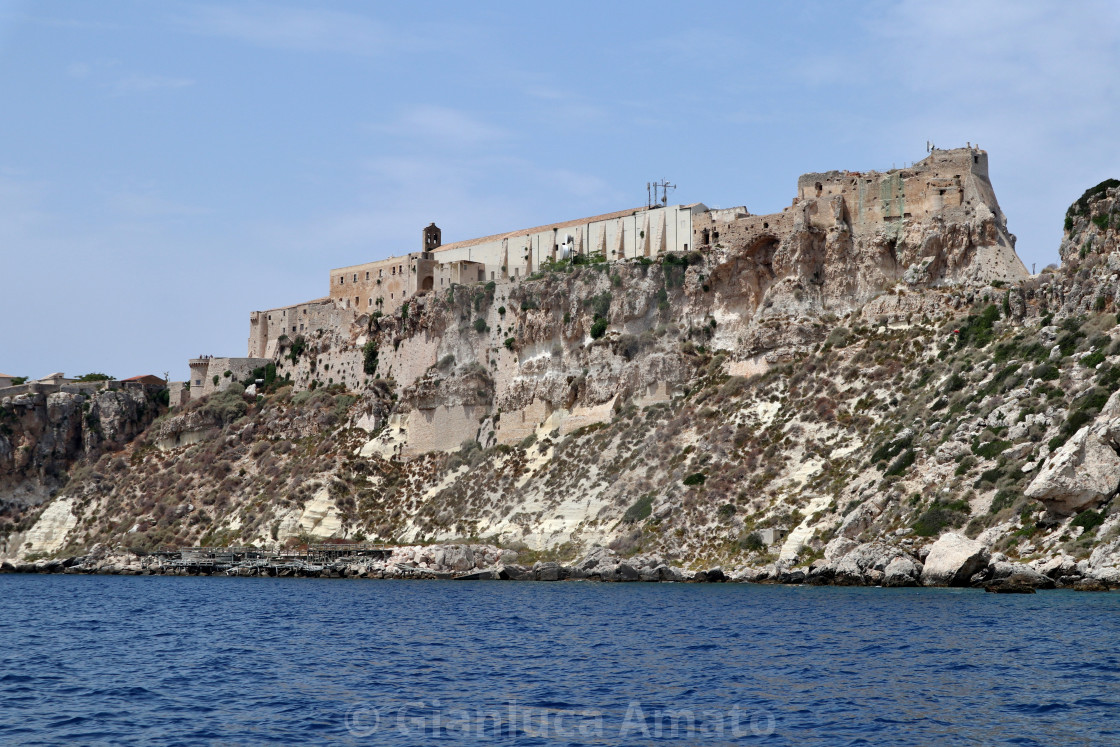 "Isole Tremiti - Castello dell'Isola di San Nicola dal versante di sud est dalla barca" stock image