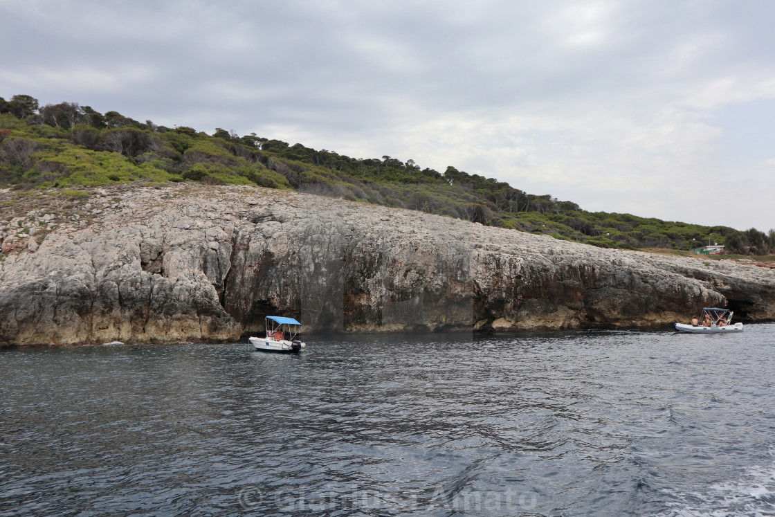 "Isole Tremiti - Barche di turisti a Cala delle Rondinelle dalla barca" stock image