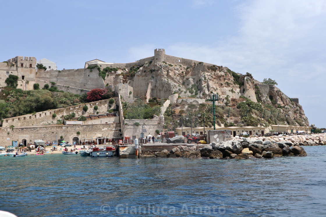 "Isole Tremiti - Porticciolo di San Nicola dalla barca" stock image