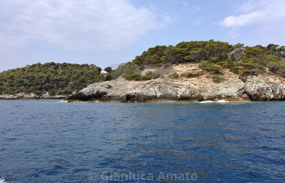 "Isole Tremiti - Scogliera tra Cala Matano e Cala Spido dalla barca" stock image