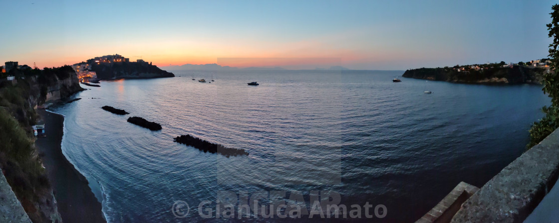 "Procida – Panoramica della Baia di Corricella la mattina presto" stock image