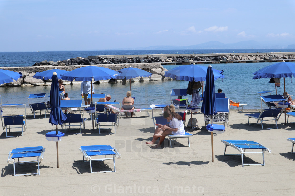 "Lacco Ameno - Turisti sulla spiaggia del lungomare" stock image