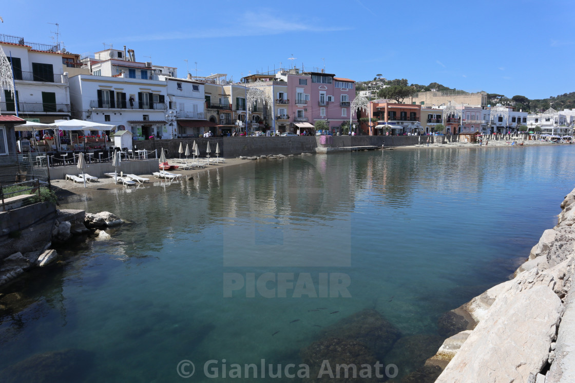 "Lacco Ameno - Spiaggia del porto dalla scogliera del molo" stock image