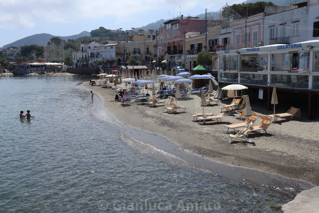 "Lacco Ameno - Spiaggia del lungomare dal molo" stock image