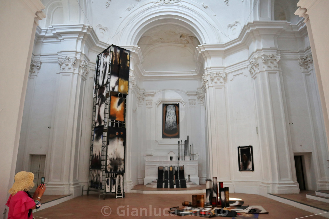 "Ischia - Turista alla mostra di Raffaele Iacono nella Chiesa dell'Immacolata del Castello Aragonese" stock image