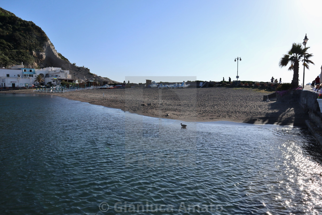 "Sant'Angelo d'Ischia - Spiaggia del porto dal bar all'aperto" stock image