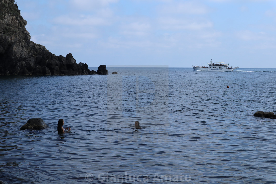 "Ischia - Turisti alla Baia di Sorgeto" stock image