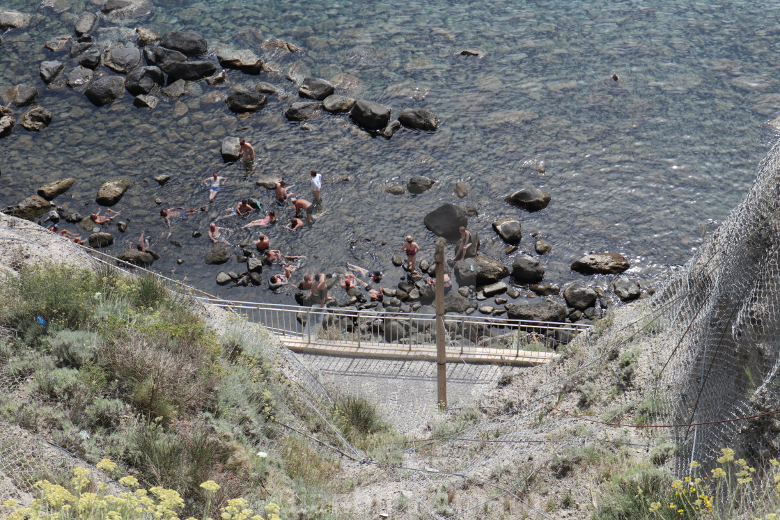 "Ischia - Turisti alla Spiaggia di Sorgeto dalla scala di accesso" stock image