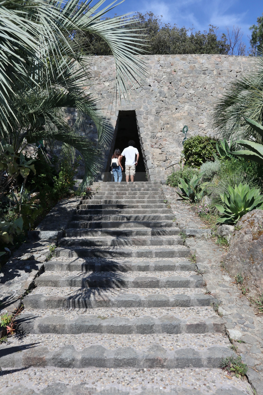 "Forio - Turisti all'ingresso della Casa del Sole ai Giardini La Mortella" stock image