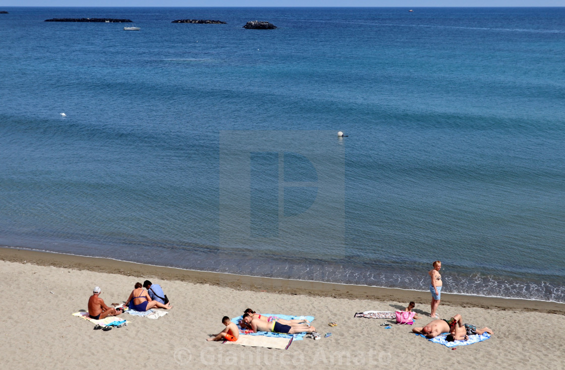 "Ischia - Turisti sulla Spiaggia di San Pietro" stock image