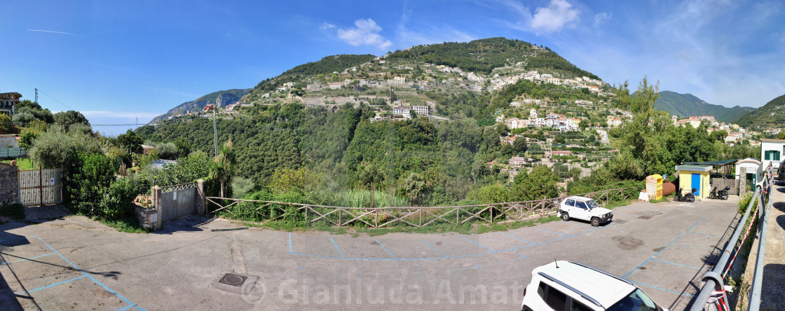 "Ravello - Panoramica dal parcheggio di Piazza Duomo" stock image