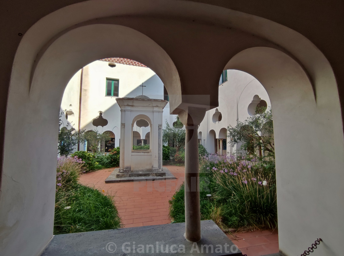 "Ravello - Scorcio del pozzo nel Chiostro della Chiesa di San Francesco" stock image