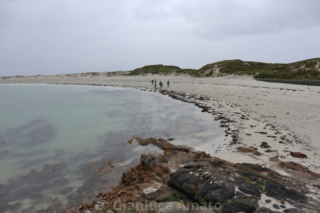 "Errisbeg – Spiaggia di Dog's Bay dagli scogli" stock image