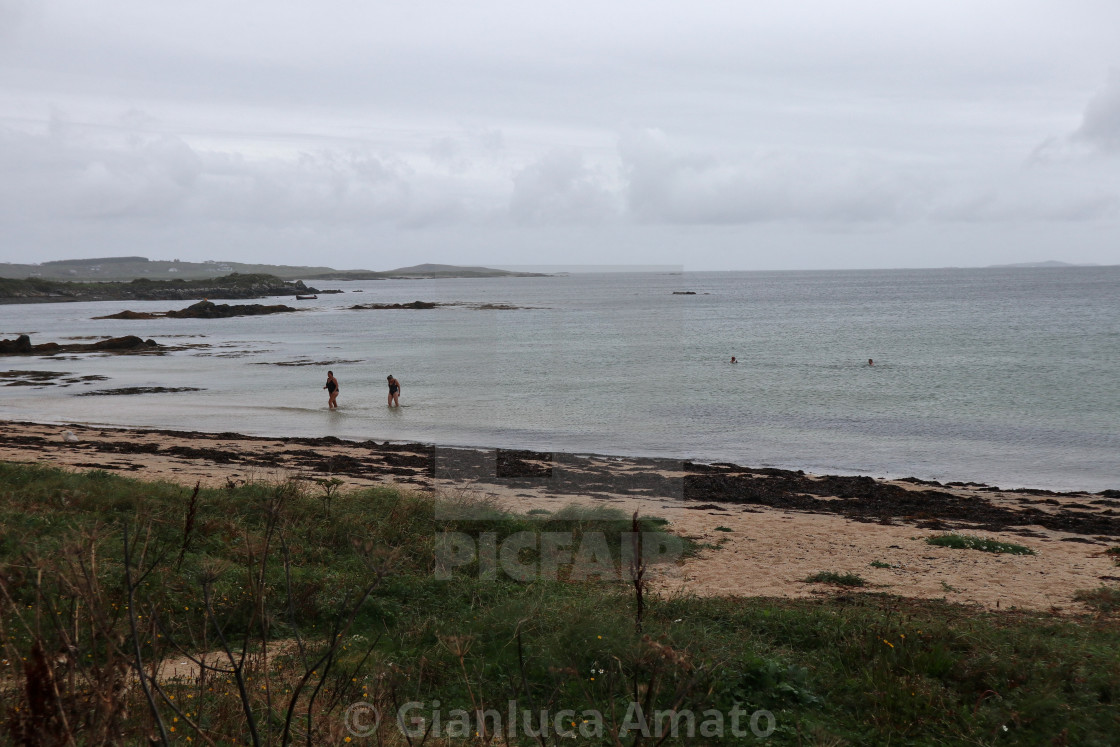 "Mannin – Turisti mentre fanno il bagno a Mannin Bay" stock image