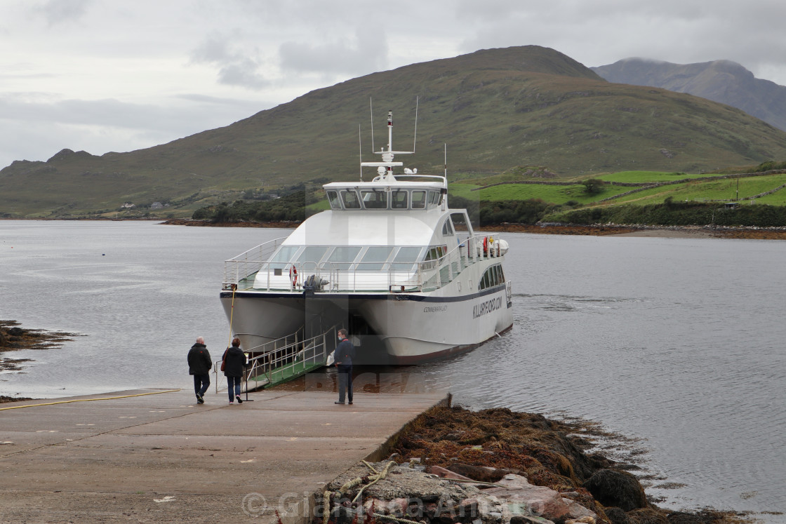 "Leenane – Turisti all'imbarco dal molo del fiordo" stock image