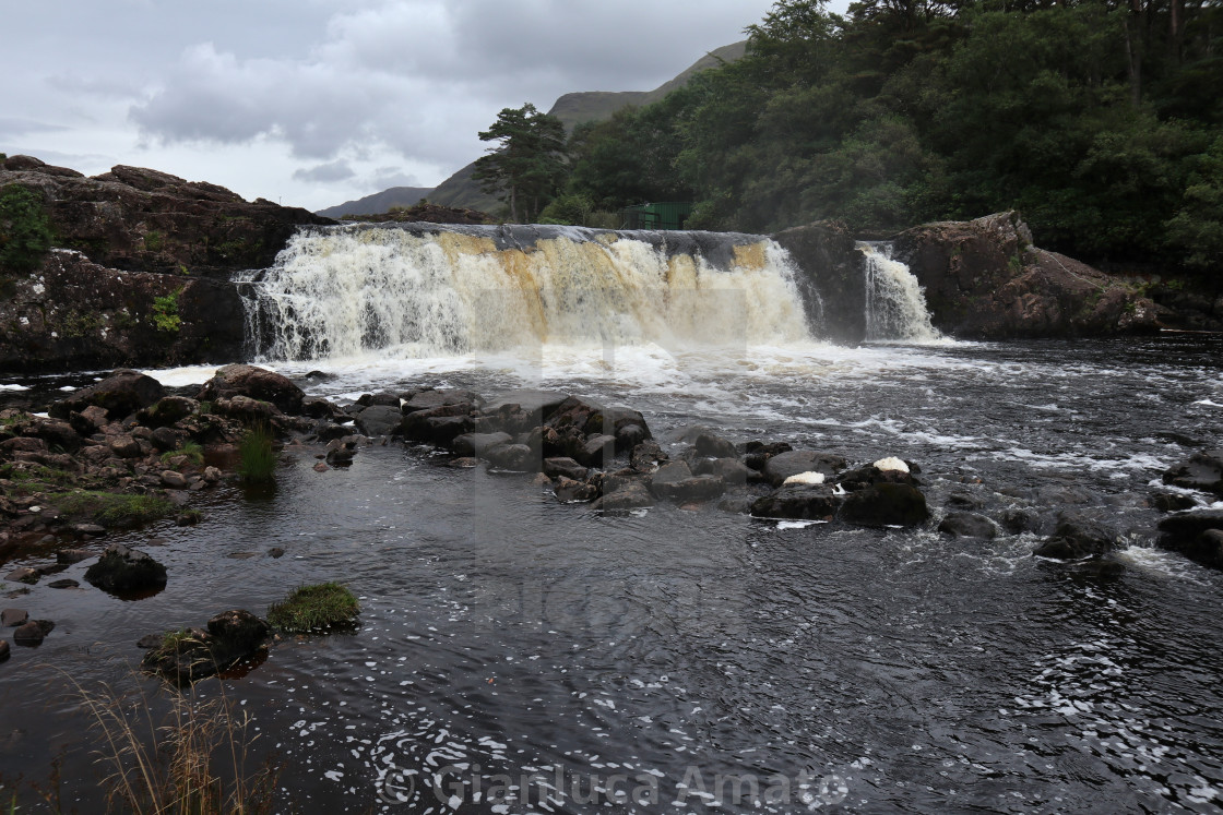 "Leenane - Scorcio delle Aasleagh Falls dalla riva del fiume Erriff" stock image
