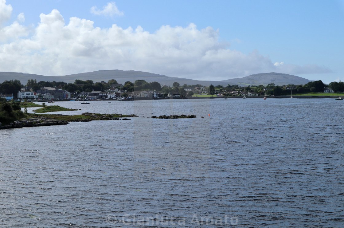 "Kinvara – Scorcio del borgo dal Castello di Dunguaire" stock image