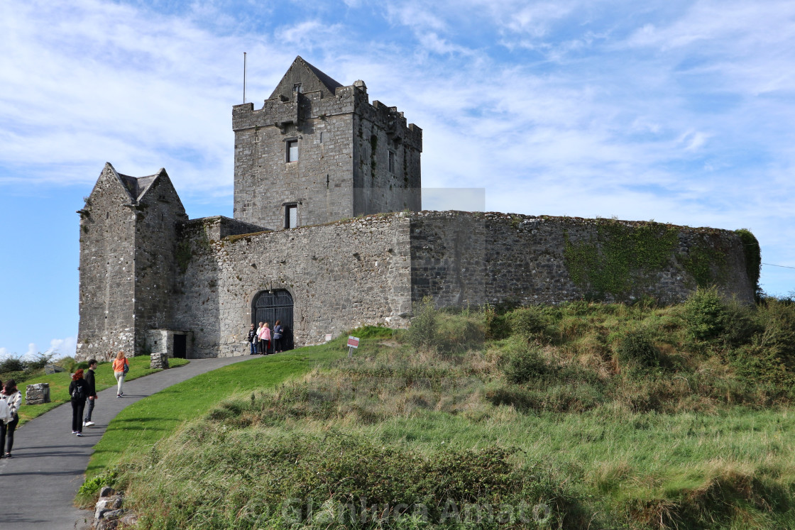 "Kinvara – Turisti al Castello Dunguaire" stock image