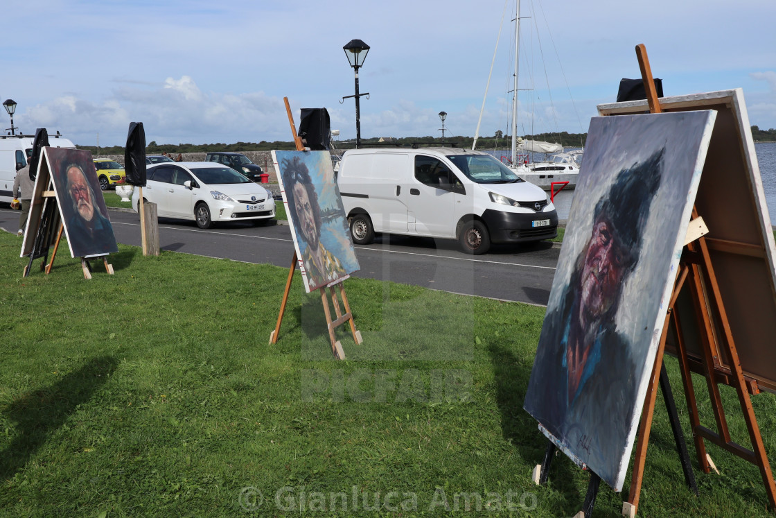 "Kinvara – Quadri di Joe McCaul in esposizione presso il porticciolo" stock image