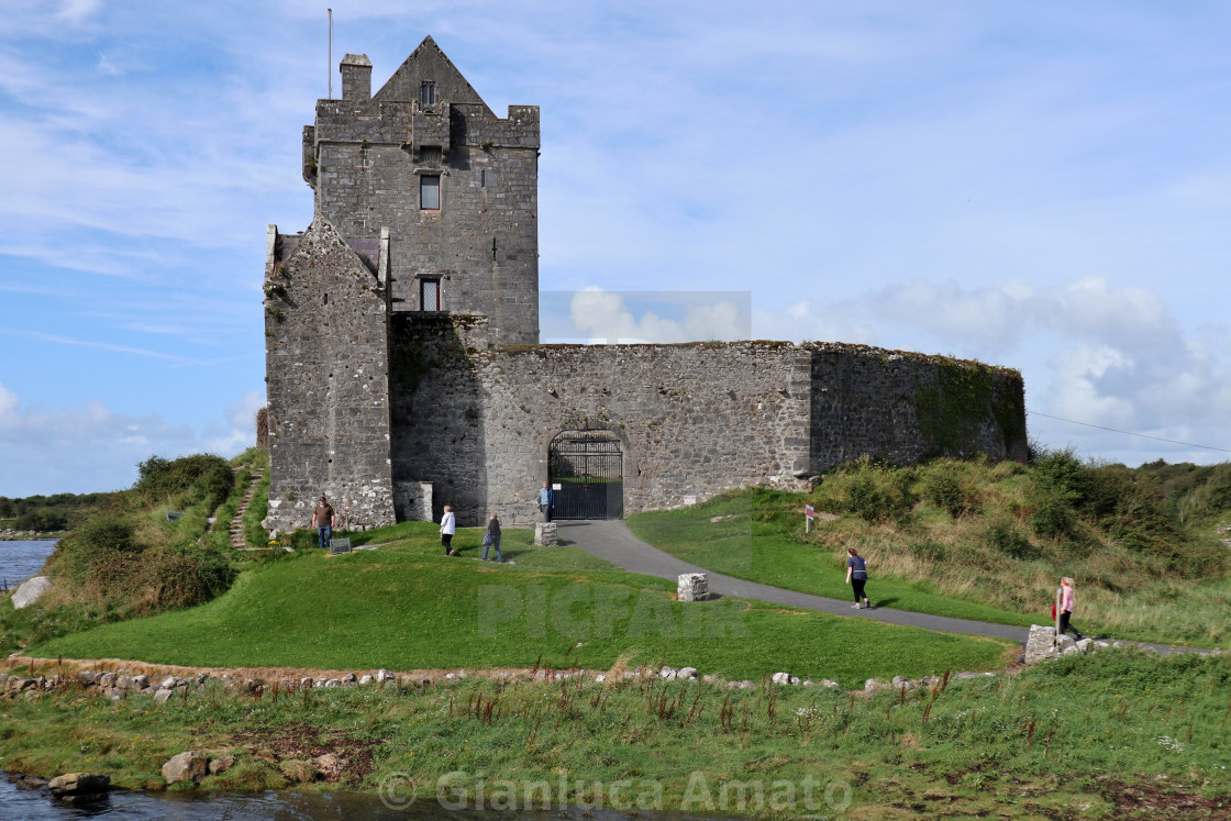 "Kinvara – Turisti al Castello di Dunguaire" stock image