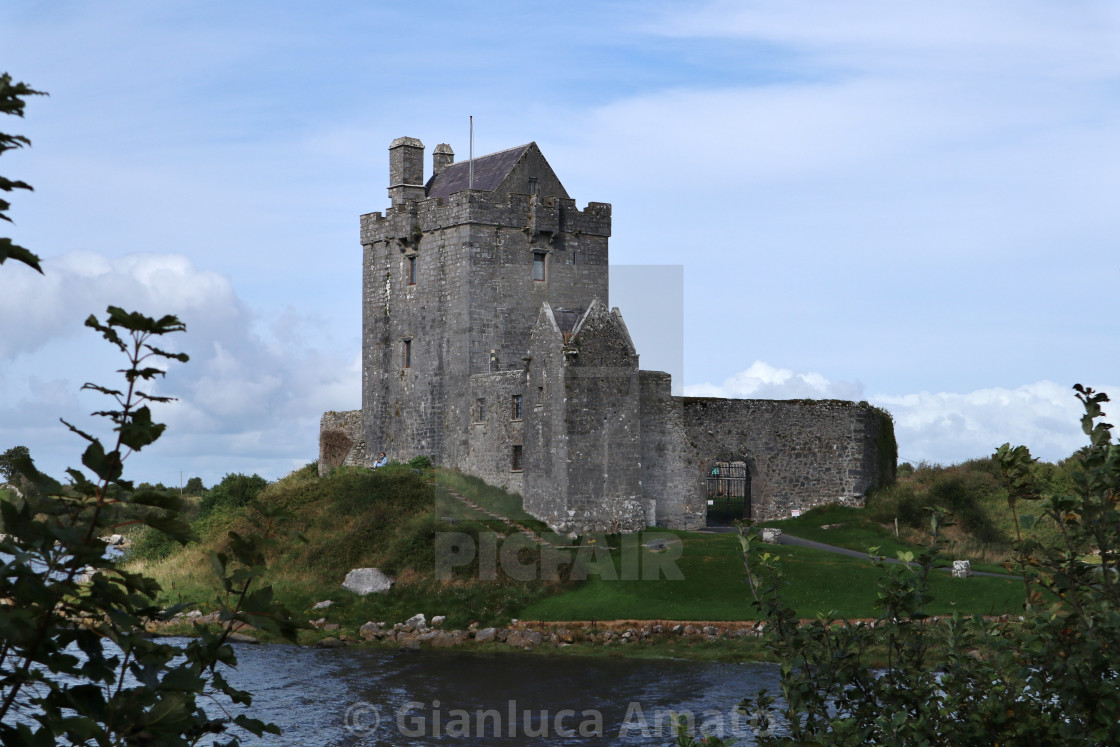 "Kinvara – Scorcio del Castello Dunguaire dalla strada" stock image