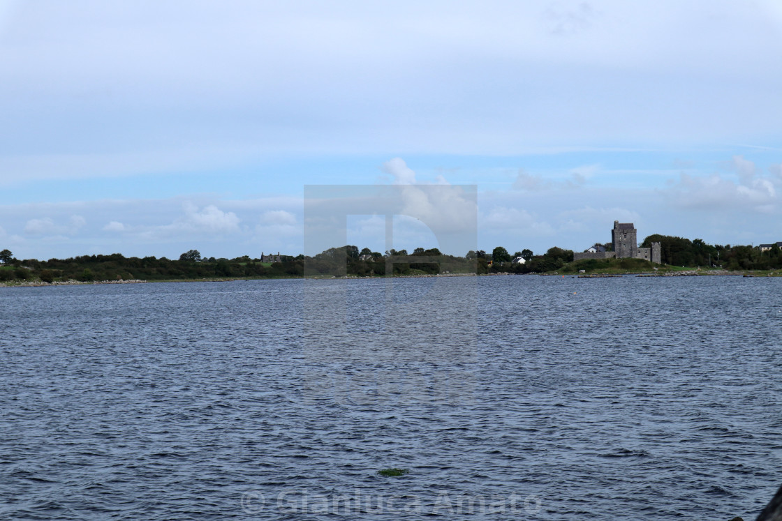 "Kinvara – Scorcio del Castello di Dunguaire dal molo" stock image