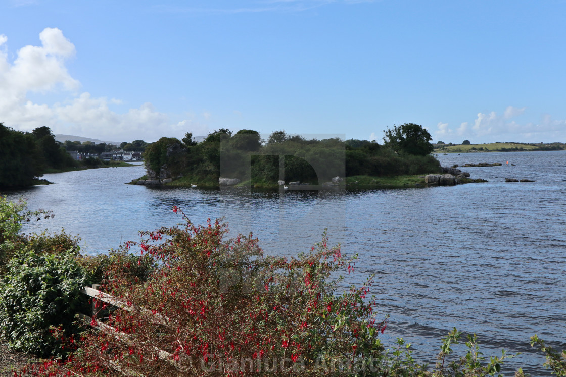 "Kinvara – Scorcio della baia dalla strada" stock image